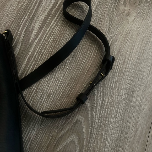 Madewell Small Transport
Leather Crossbody
Tote - Picture 13 of 13